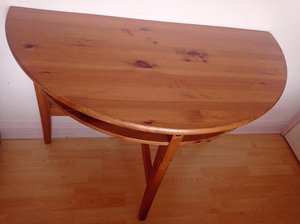 Photo of free Pine table (Fairfield LA1)