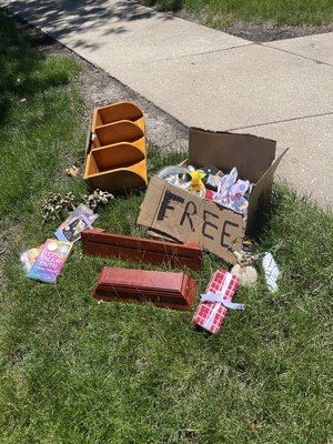 Photo of free on curb (Darien knottingham and Ashley)