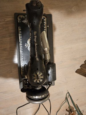 Photo of free Antigue Singer Sewing Machine (West Seattle)