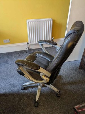 Photo of free Very battered office/gaming chair (Comiston EH10)