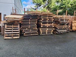 Photo of free Pallets - wood and plastic (Lynnwood)