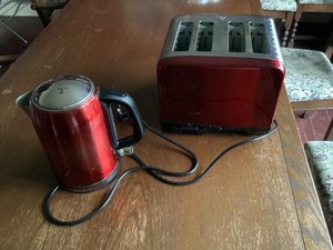 Photo of free Red kettle and 4 slice toaster (Dysart KY1)