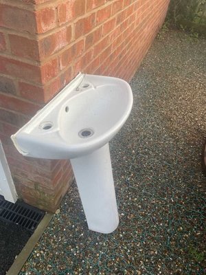 Photo of free Pedestal washbasin (Oswestry SY11)