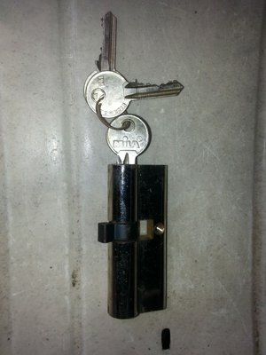 Photo of free 'Euro-cylinder' lock - silver / chrome, 80mm long (Bucknell SY7)