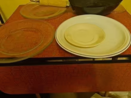 Photo of free Old wok and 3 dining plates (stroud green N4) #1
