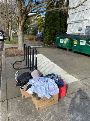 Photo of free stuff leftover from sale (Ne Hollywood)