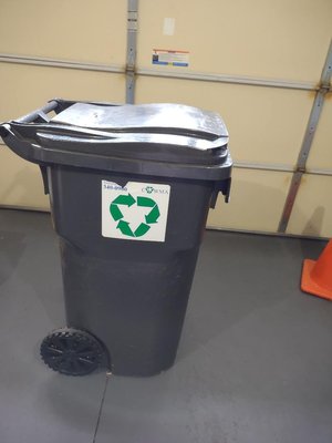 Photo of free tall recycling can (West End, Crossridge)