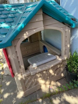 Photo of free Plastic playhouse (roof cracked) (Citrus Hts)