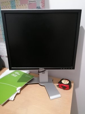 Photo of free Screen and desk (CR8)