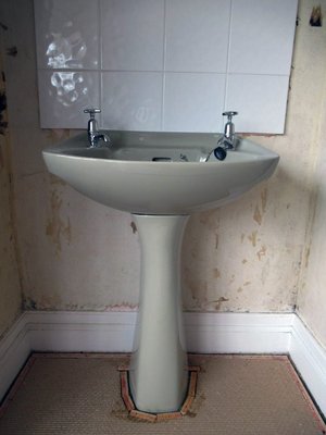 Photo of free Sink & Pedestal (Llandrindod LD1)