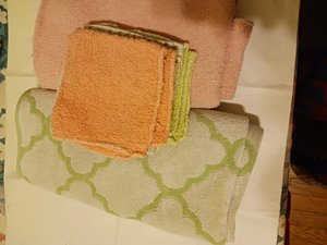 Photo of free assorted linens (60th cedar ave 19143)