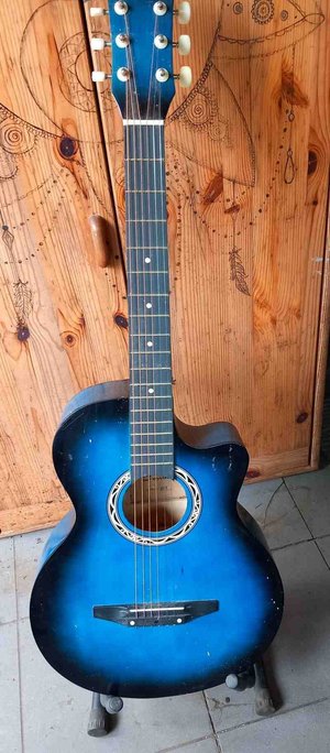 Photo of free half size guitar and stand (Stratton Strawless NR10)