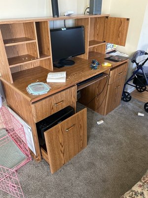 Photo of free Large computer desk (Eureka Il)