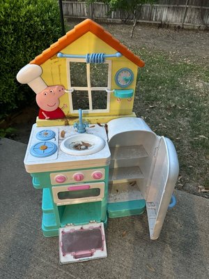Photo of free toddler kitchen (Arlington)