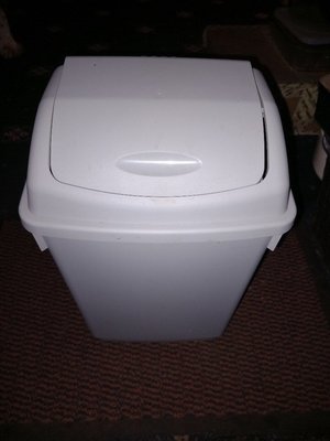 Photo of free small flip top bin (Stratton Strawless NR10)