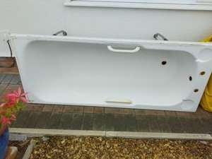 Photo of free White bath (Shurdington GL51)