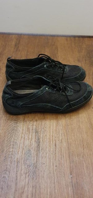 Photo of free shoes approximately 5- 5.5 (EC1R)