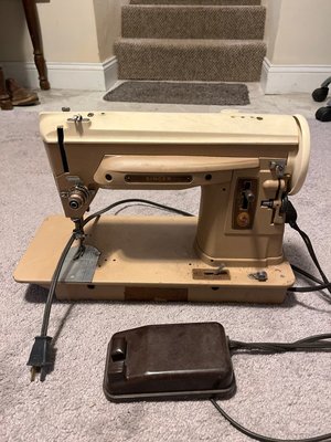 Photo of free Singer sewing machine (East Greenwich)