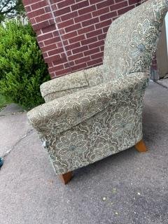 Photo of free living room chair (Harris Branch (near Manor))