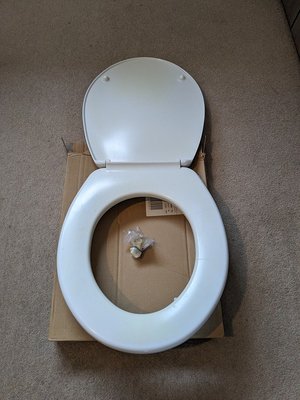 Photo of free White toilet seat (Hackbridge)