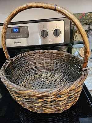 Photo of free Wicker basket with handle (Chasewood south)