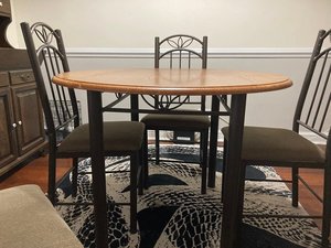 Photo of free Table and Chairs (Hartsdale)