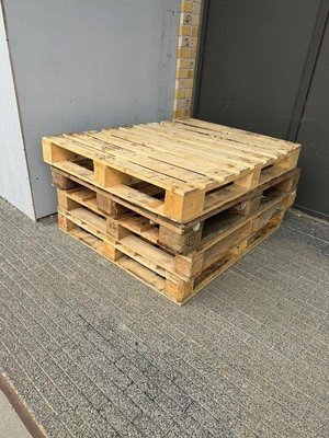 Photo of free 4x wooden pallets (SE8)
