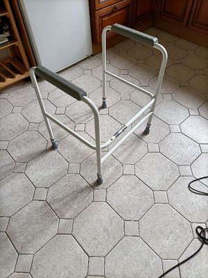 Photo of free AidApt toilet frame (Chelsfield BR6)