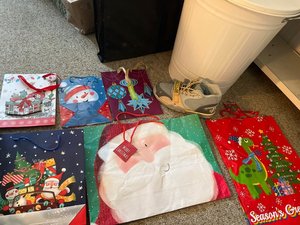 Photo of free Christmas Gift Bags (Paramount, CA)