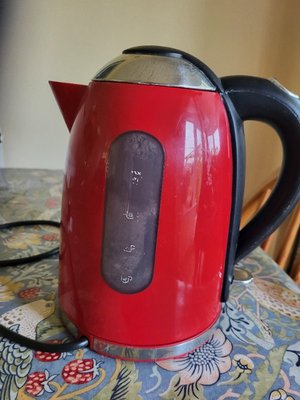 Photo of free Red kettle, working but no automatic switch off (Corston)