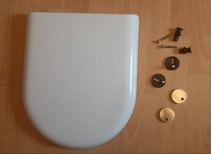 Photo of free D shape soft close white toilet seat - CLEAN (Loanhead EH20)