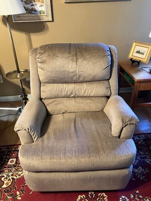 Photo of free Comfortable recliner chair (Gilroy - near 1st and Miller)