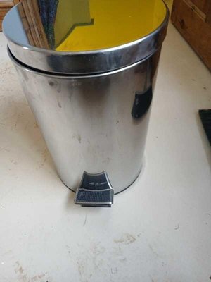 Photo of free 12 litre kitchen bin (Bradford on Avon BA15)