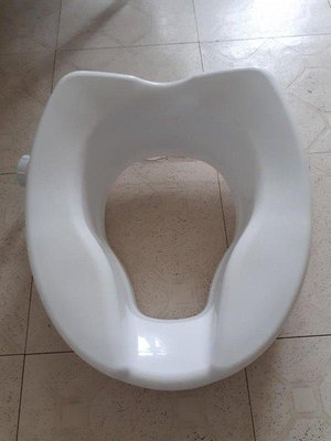 Photo of free Adult toilet seat raiser (N17/N18 border)
