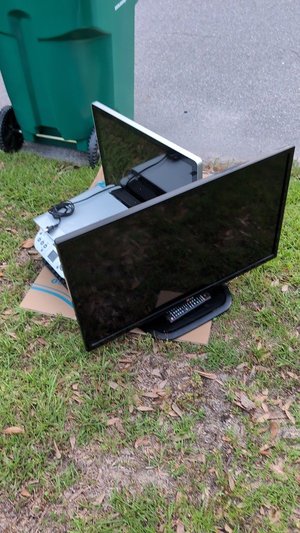 Photo of free Apple display, LG TV, printer, Wii (101 Winchester Dr)
