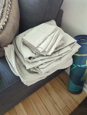 Photo of free Nice Queen sheet set (Broad ripple)