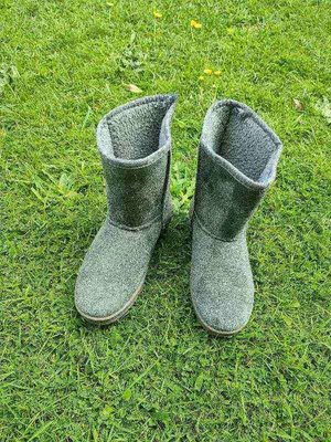 Photo of free Grey Boots size 6 (or 7) (Burbage LE10)
