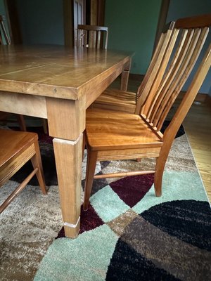 Photo of free Dining room table and chairs (Williamsburg)