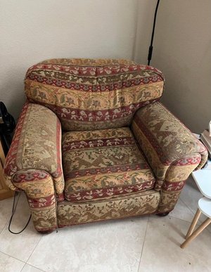 Photo of free Nice comfy armchair (Near MVHS Danville)