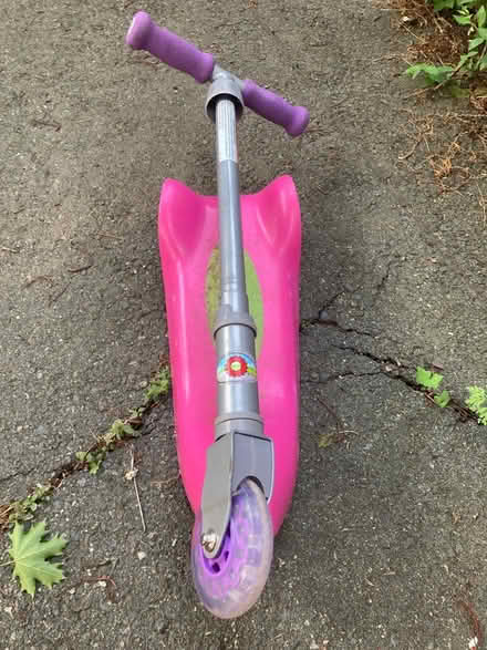 Photo of free Junior Razor scooter (Highland Avenue near hospital)