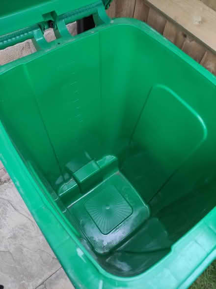 Photo of free Empty recycling bin (Westhampnett PO19)