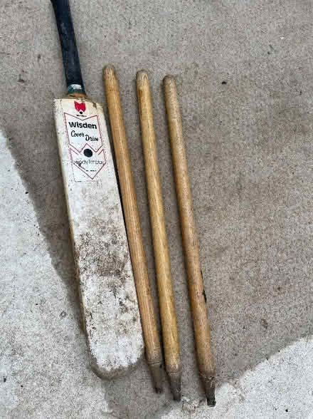Photo of free Cricket bat and stumps (Eaton NR4)