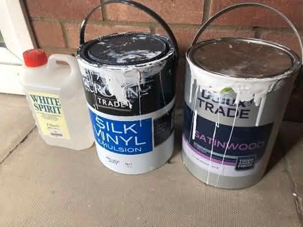 Photo of free White paint - vinyl and gloss (King's Hedges Ward CB4)