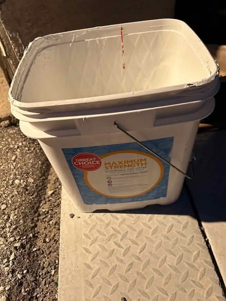 Photo of free Empty bucket with lid (L5L 5P5)