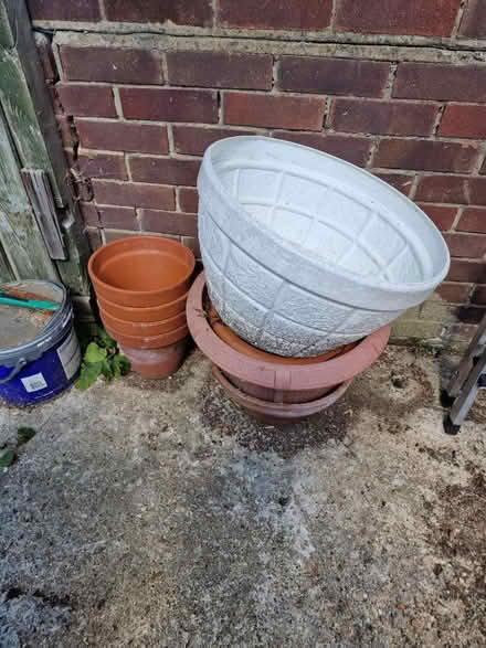 Photo of free Assorted plant pots (Luton LU2)