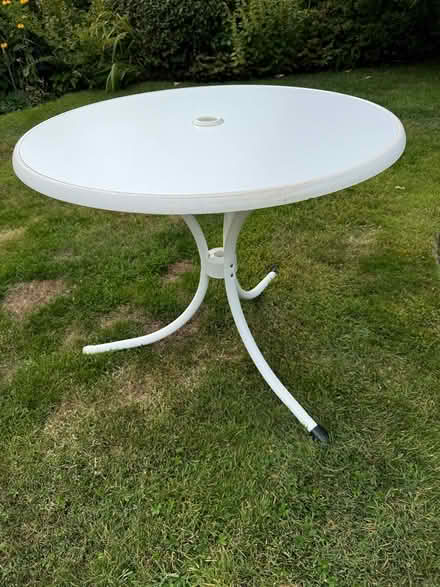 Photo of free Round table (B98 Church Hill North) #1