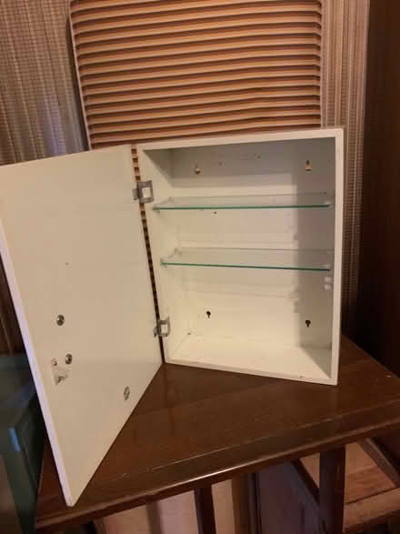 Photo of free White retro medicine/bathroomo cabinet (Rusthall TN3)