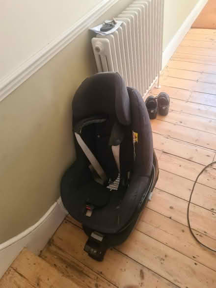 Photo of free Maxi cosi 2 car seat/ isofix base (Catford)