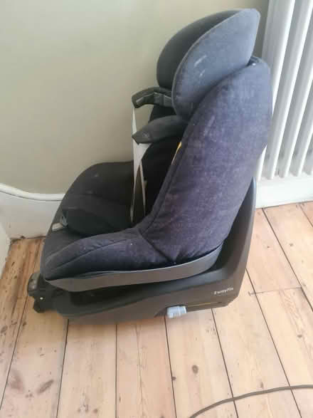 Photo of free Maxi cosi 2 car seat/ isofix base (Catford)