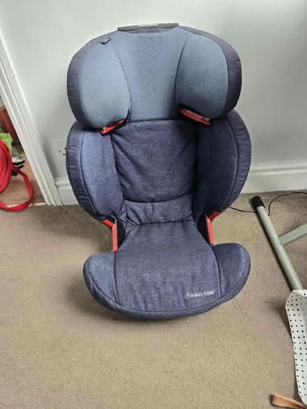 Photo of free Maxi cosi car seat group 2/3 (GU2 Guildford) #3